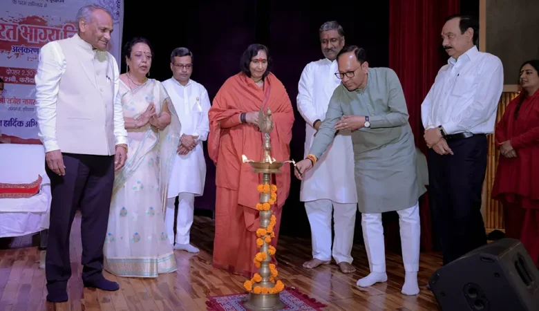 शुभ समय वैदिक फाउंडेशन द्वारा आयोजित कार्यक्रम में दीप प्रज्ज्वलित करते हुए योगी तेजपाल सिंह